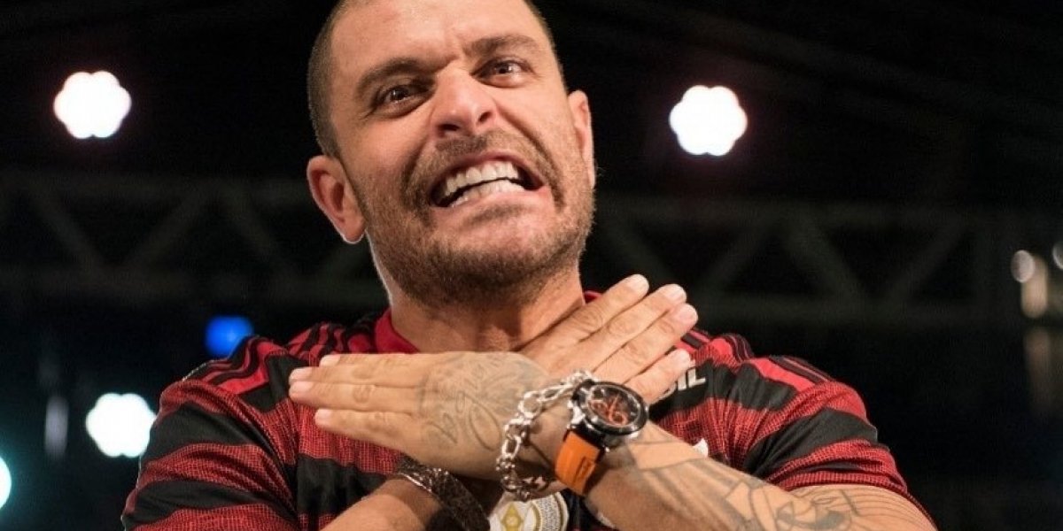 Diogo Nogueira perde a paciência e xinga fãs após provocações sobre o Flamengo durante show
