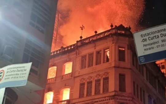 Prédio em chamas na região do Comércio