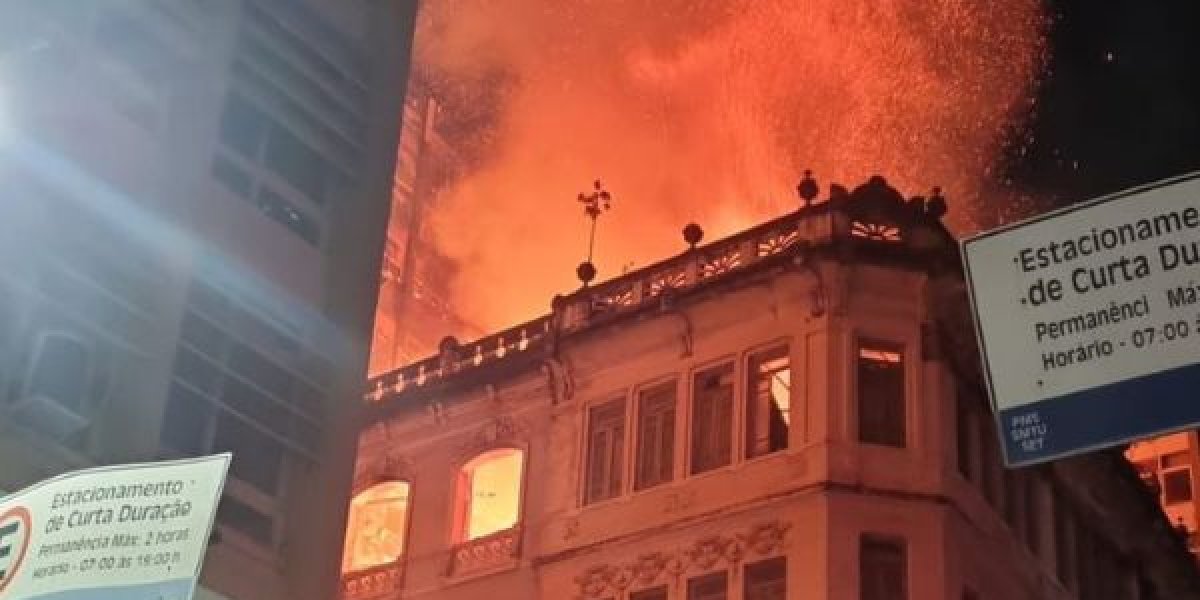 Prédio em chamas na região do Comércio
