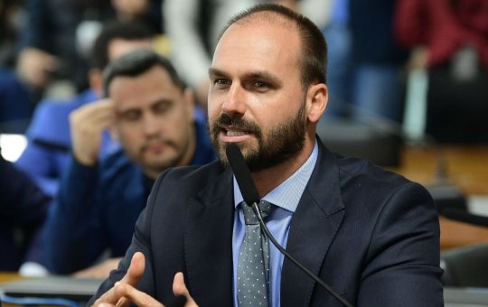 Eduardo Bolsonaro prevê novas sanções dos EUA se julgamento contra Jair Bolsonaro continuar
