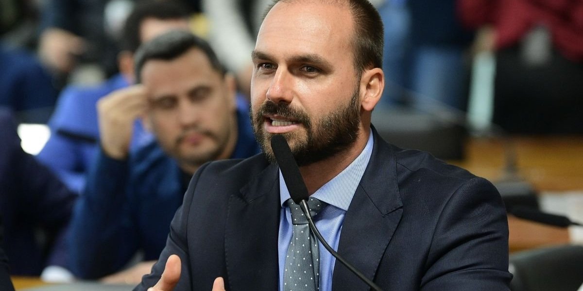 Eduardo Bolsonaro prevê novas sanções dos EUA se julgamento contra Jair Bolsonaro continuar
