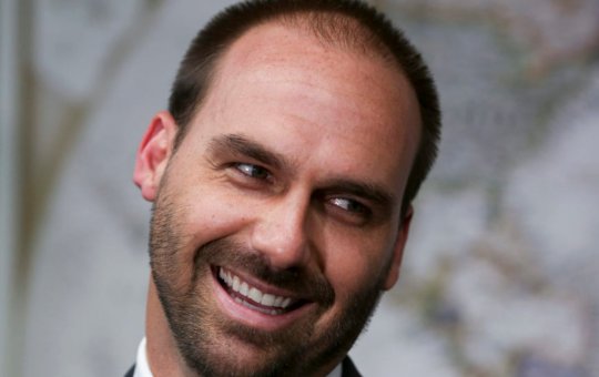 Eduardo Bolsonaro rindo com desdem 