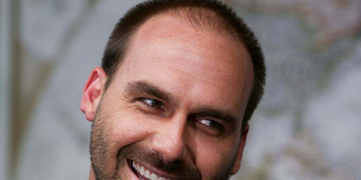 Eduardo Bolsonaro rindo com desdem