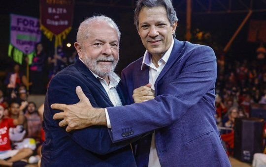 Lula e Haddad abraçados