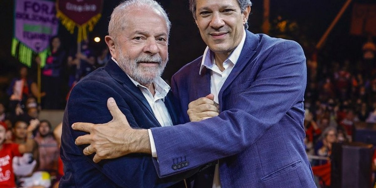 Lula e Haddad abraçados
