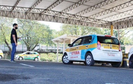 Mulher é indiciada por corrupção ao tentar pagar para passar em prova prática do DETRAN