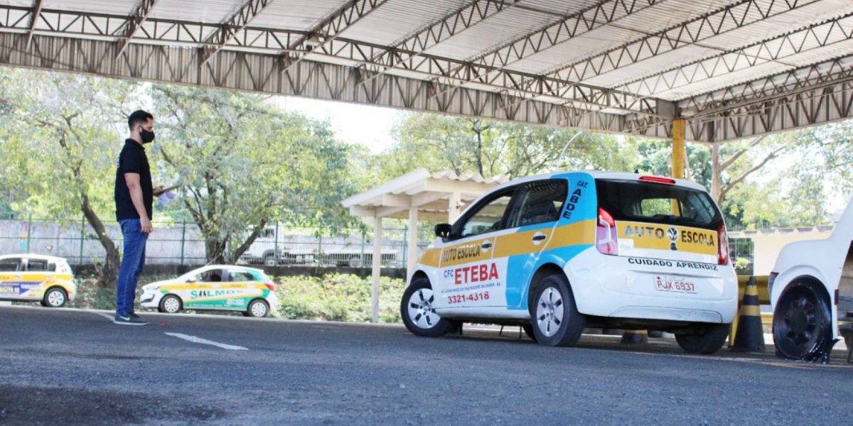 Carro da autoescola em exame de direção