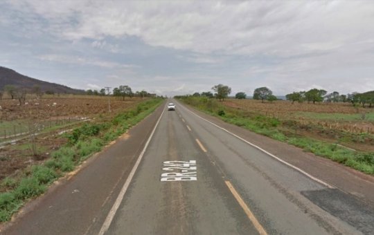 Polícia apreende caminhão adulterado e drogas em fiscalização na BR-242, em Barreiras