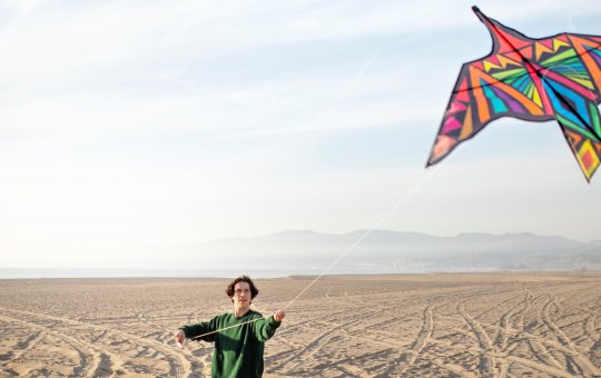 Criança morre eletrocutada ao tentar resgatar pipa em poste na Bahia