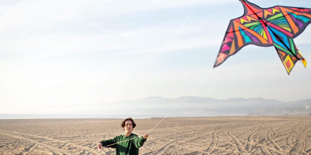 Imagem ilustrativa de uma criança soltando pipa