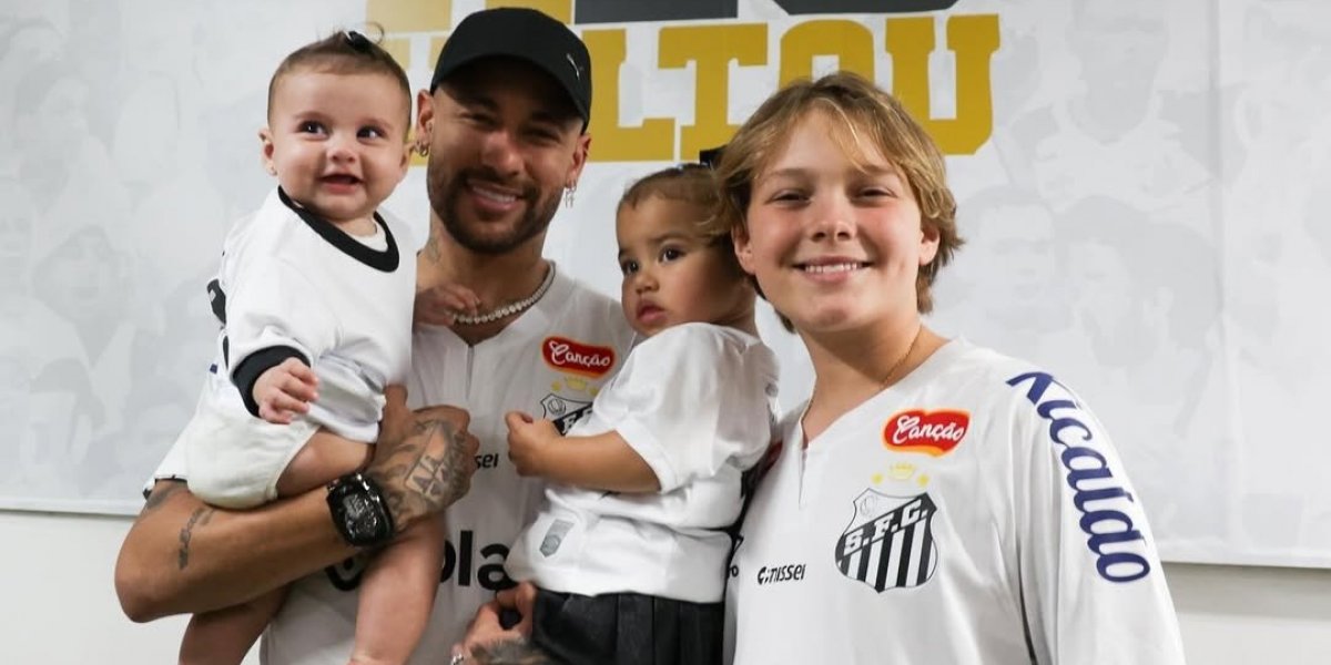 Neymar e seus filhos: Helena (esquerda), Mavie (meio) e Davi Lucca (direita)