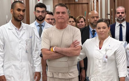 Bolsonaro com equipe médica