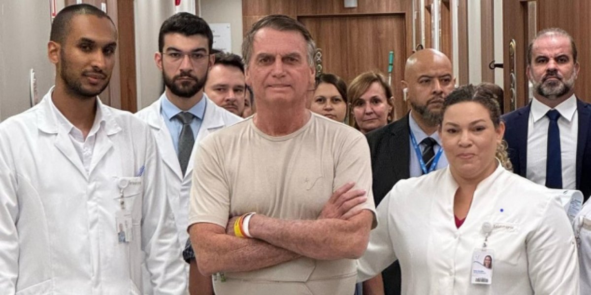 Bolsonaro com equipe médica