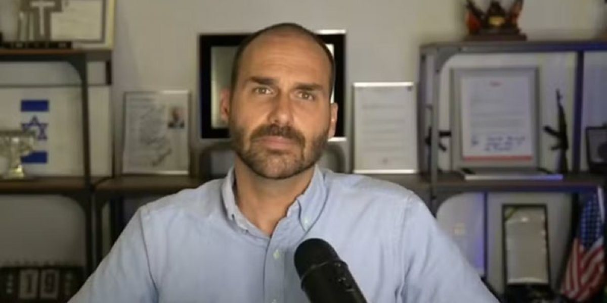 Eduardo em vídeo para seu canal no Youtube