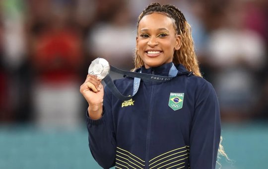 Maior medalhista olímpica do Brasil, Rebeca Andrade anuncia aposentadoria do solo