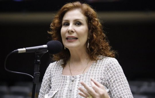 Carla Zambelli alega mal-estar, e audiência na Itália é adiada; deputada continua presa