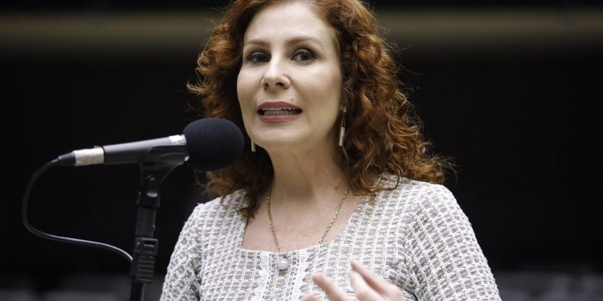 Carla Zambelli alega mal-estar, e audiência na Itália é adiada; deputada continua presa