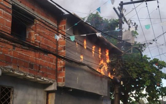 Fiação ilegal provoca incêndio em poste no bairro de Saramandaia 