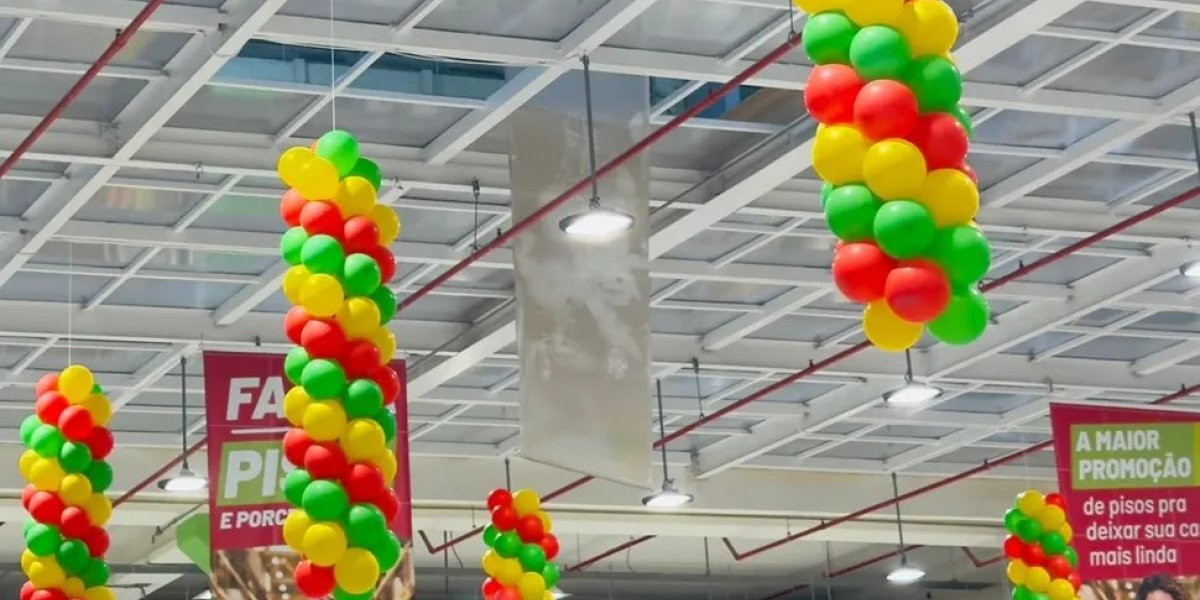 Trabalhador se machuca ao cair do teto de home center em Salvador