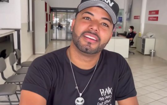 Em meio a investigações, Hytalo Santos chora em culto e recebe oração de pastora