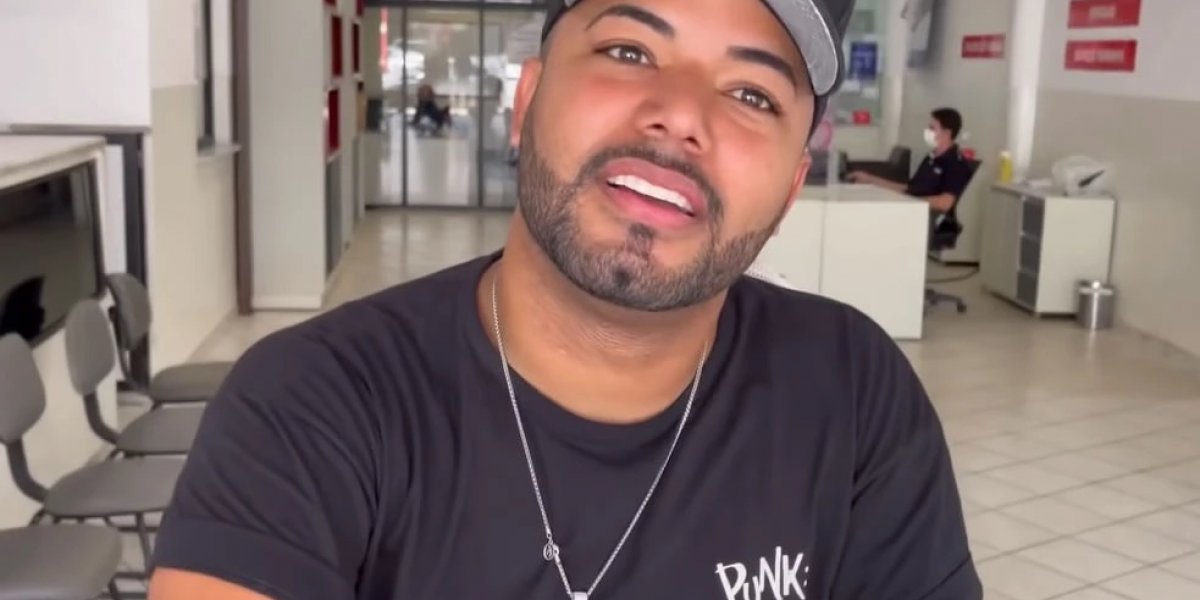 Em meio a investigações, Hytalo Santos chora em culto e recebe oração de pastora