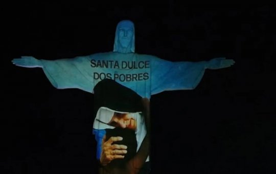 Cristo Redentor homenageia Santa Dulce dos Pobres em linda projeção