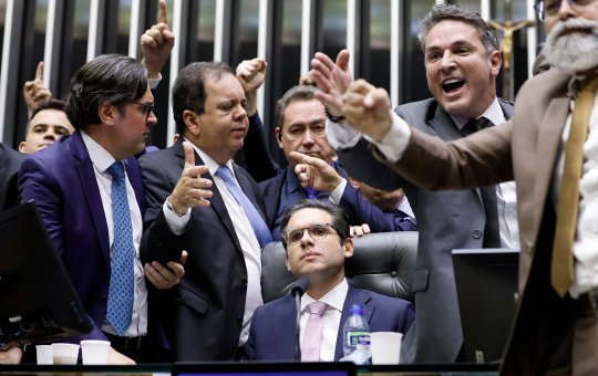 Hugo Motta rebate Eduardo Bolsonaro e descarta mandato remoto: “Não existe mandato à distância”