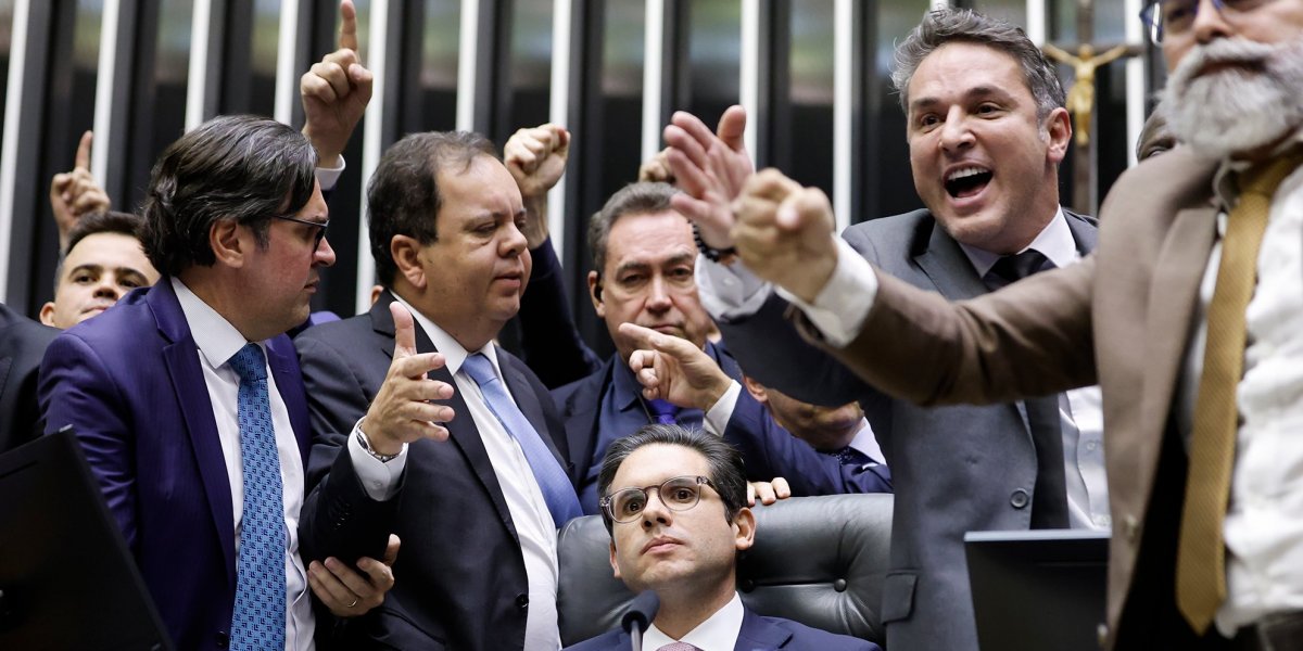 Hugo Motta rebate Eduardo Bolsonaro e descarta mandato remoto: “Não existe mandato à distância”