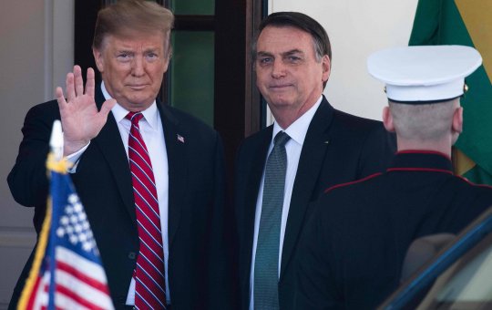 Donald Trump afirma que Bolsonaro sofre “execução política” e critica tarifas brasileiras