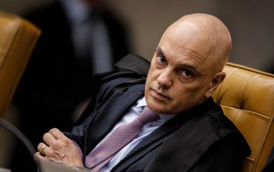 Alexandre de Moraes pede para Zanin marcar julgamento em que Bolsonaro é réu