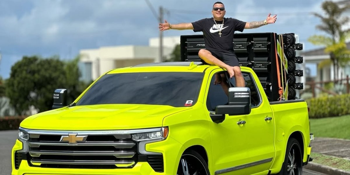 Nanan em uma camionete da Chevrolet