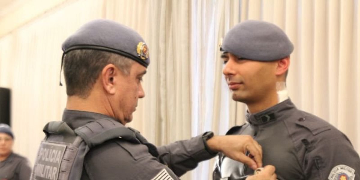 Momento que o Cabo recebe a honraria