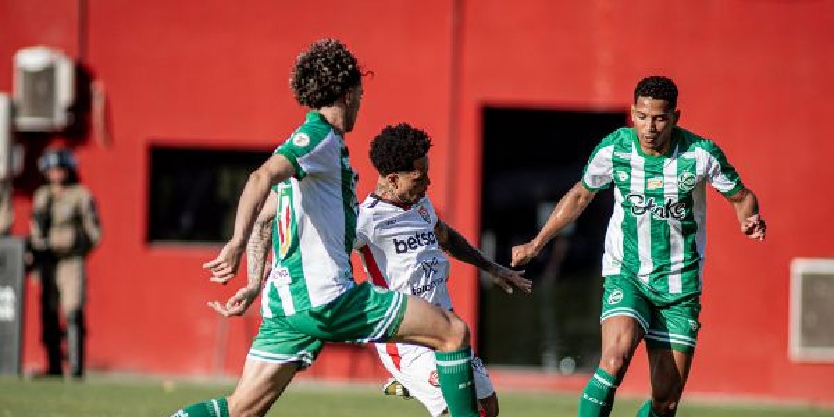 Momentos do último encontro entre os times