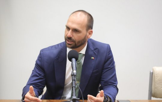 Eduardo Bolsonaro rebate críticas sobre revogação de visto estadunidense do ministro da Saúde