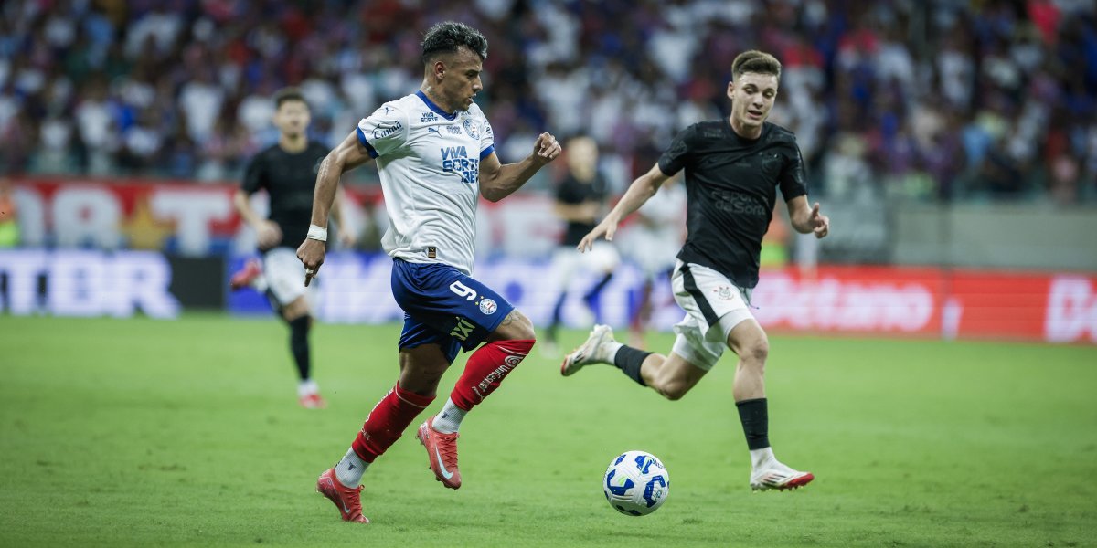 Lucho Rodríguez correndo com a bola