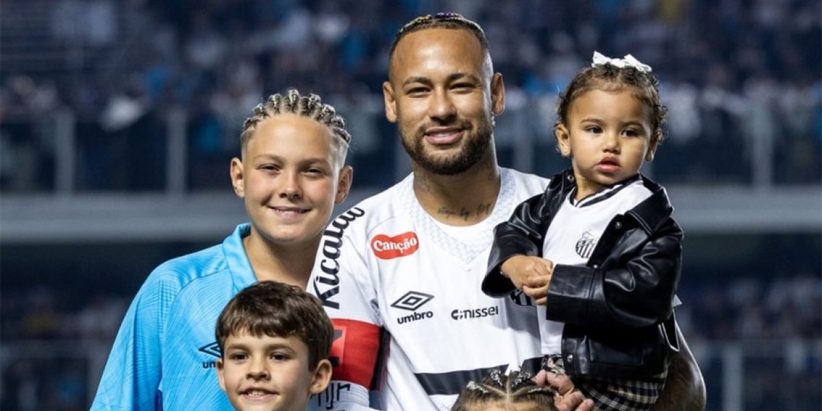 Neymar com Mavie no colo e Davi Lucca (azul) ao seu lado; as duas crianças da frente são torcedoras do Santos