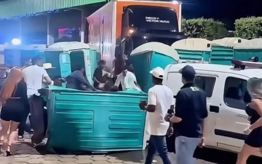 Caminhão de dupla sertaneja perde controle e fere 14 pessoas em festa