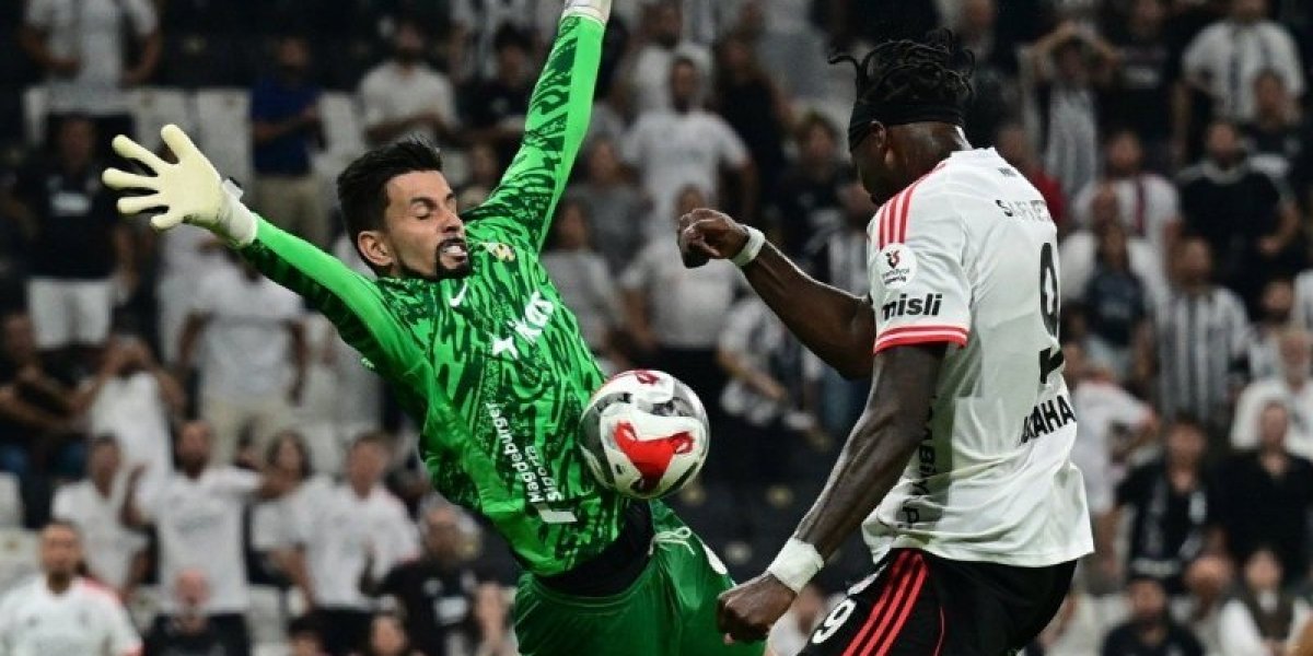 Momento de uma defesa de Marcos Felipe