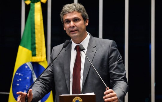 Líder do PT desdenha da Lei Magnitsky e critica Eduardo Bolsonaro: "Nós não somos uma colônia"