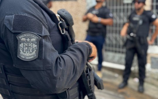 Após ser vítima de estupro, garota de programa pula de carro para fugir