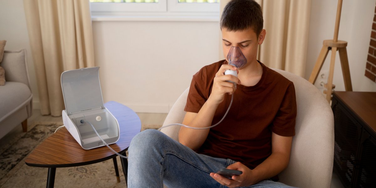 Imagem ilustrativa de um adolescente usando nebulizador