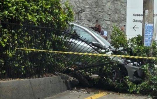 Idosa perde controle do carro e derruba portão do Shopping Barra
