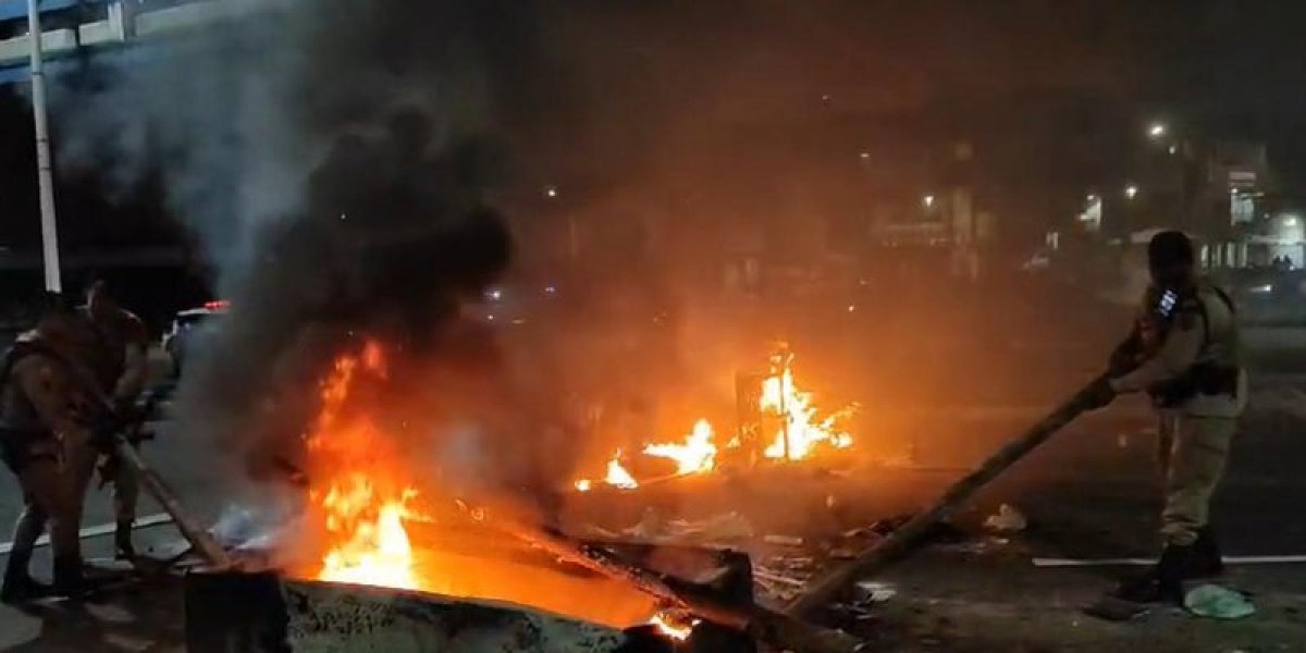 Após morte de jovem em tiroteio, manifestantes queimam objetos e interditam AV. Vasco da Gama