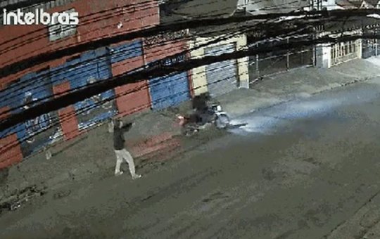 Policial militar de folga reage a assalto e mata suspeito com 10 tiros