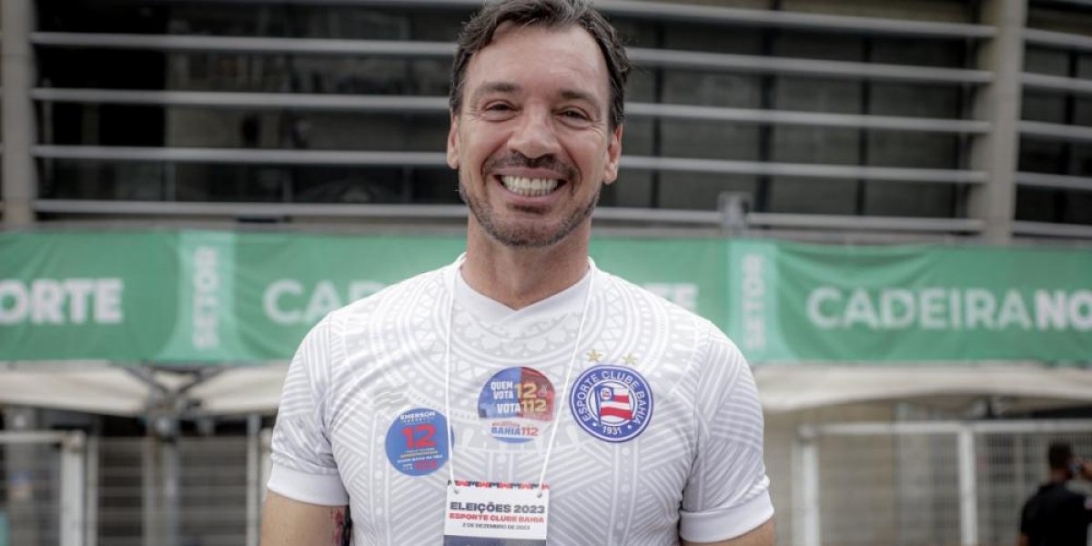 Emerson Ferretti em frente a Fonte Nova