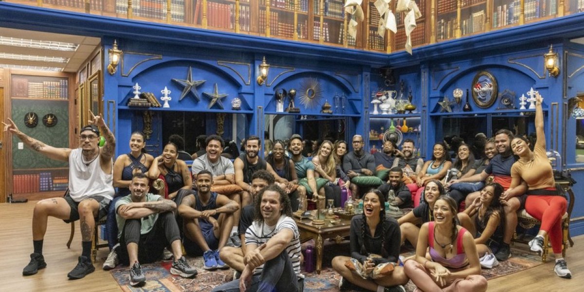 Elenco do BBB 24 reunido na sala da casa