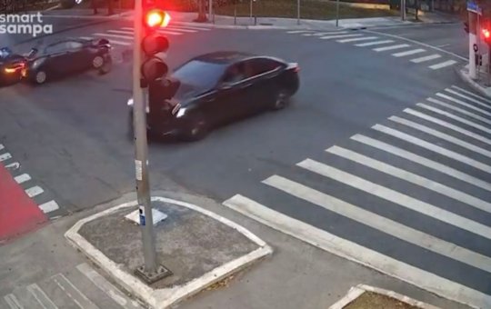Câmera de segurança flagra momento em que carro de Gato Preto ultrapassa o sinal vermelho