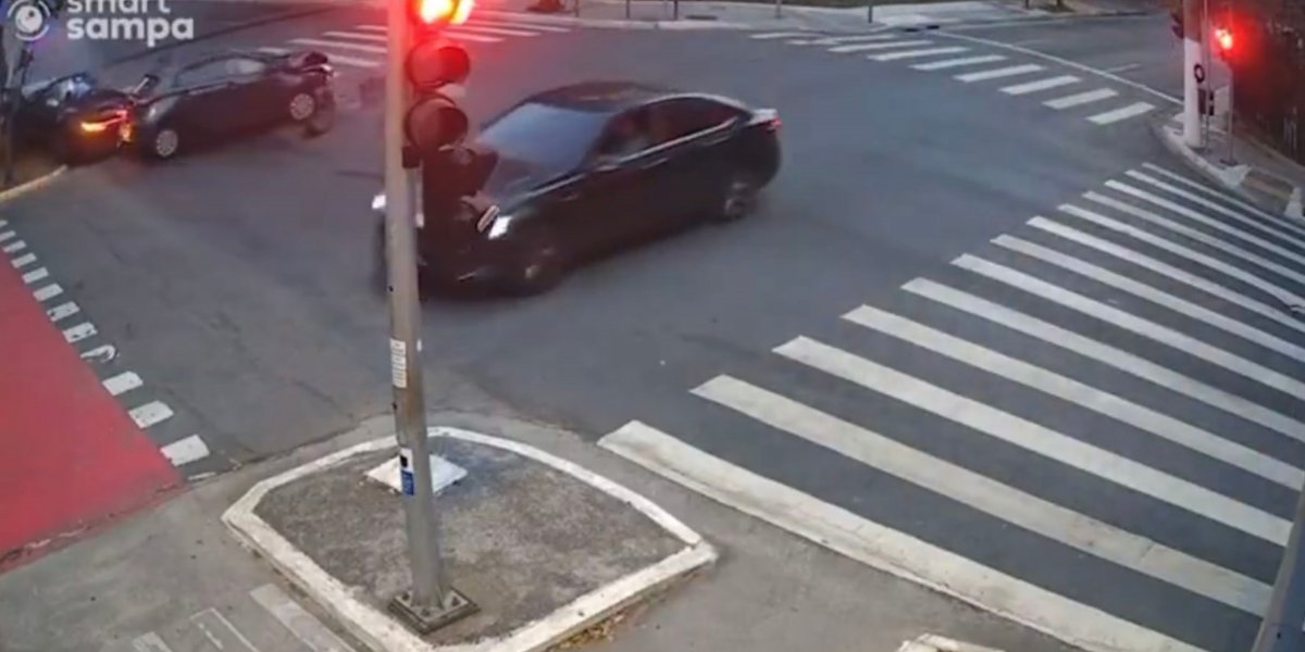 Momento da colisão entre os carros