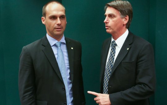 Eduardo se desentende com Jair Bolsonaro e dispara xingamentos e ameaças contra o pai