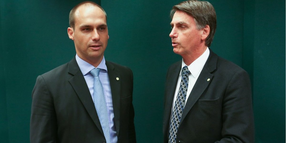 Eduardo Bolsonaro ao lado do seu pai, o ex-presidente Jair Bolsonaro